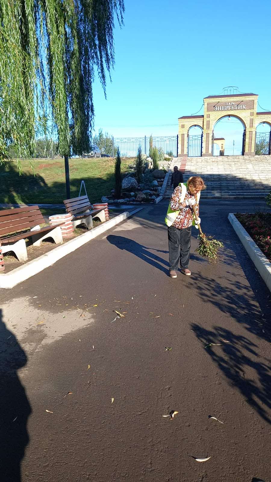 Ежедневно и без выходных. Сотрудники Комбината благоустройства продолжают наводить порядок в городе