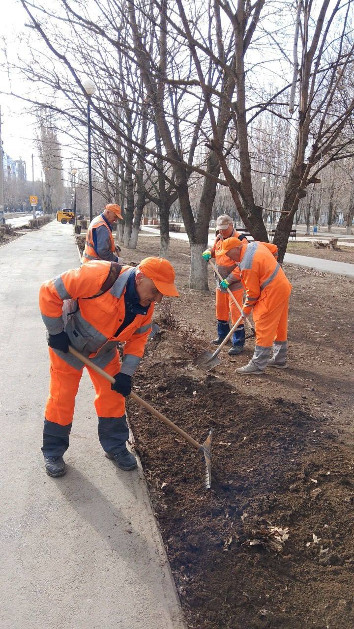 Коммунальные службы в ежедневном режиме убирают мусор, очищают дороги, подметают тротуары