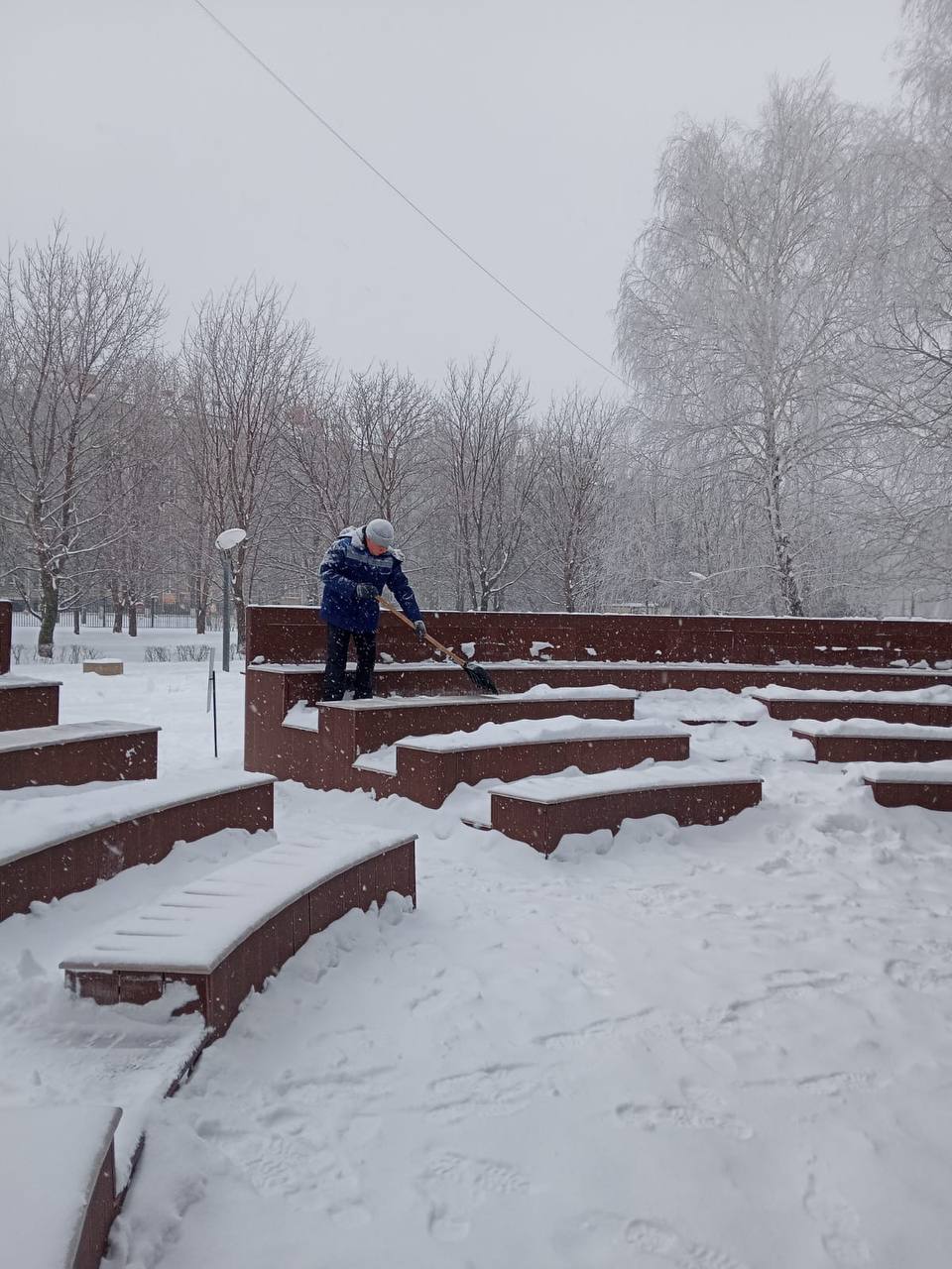 В Балакове продолжают очищать дороги, тротуары и общественные территории от снега