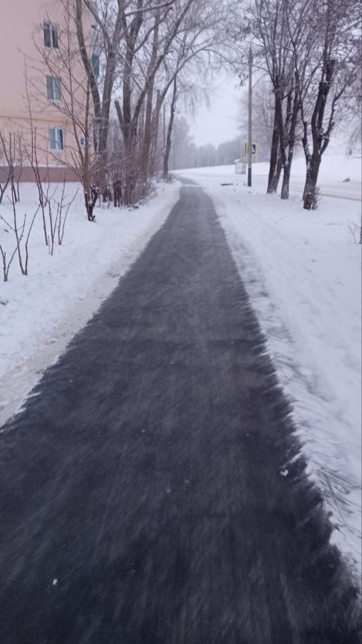 На улицы города Балаково вышла техника на посыпку дорог пескосоляной смесью