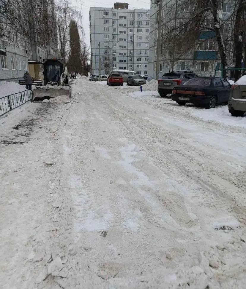 В Балаково продолжается очистка снега