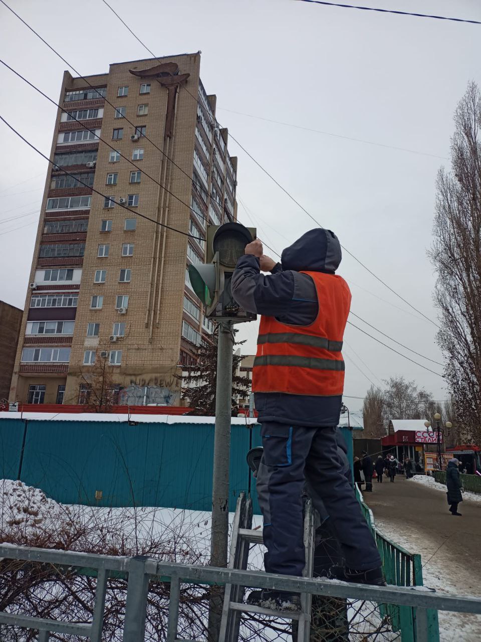 Сотрудники Комбината благоустройства продолжают убирать снег и наледь в городе Балаково