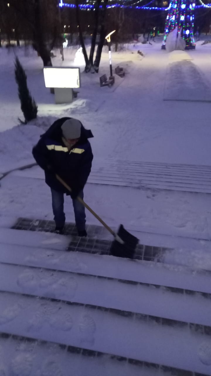 Сотрудники «Комбината благоустройства» очищают улицы города от снега
