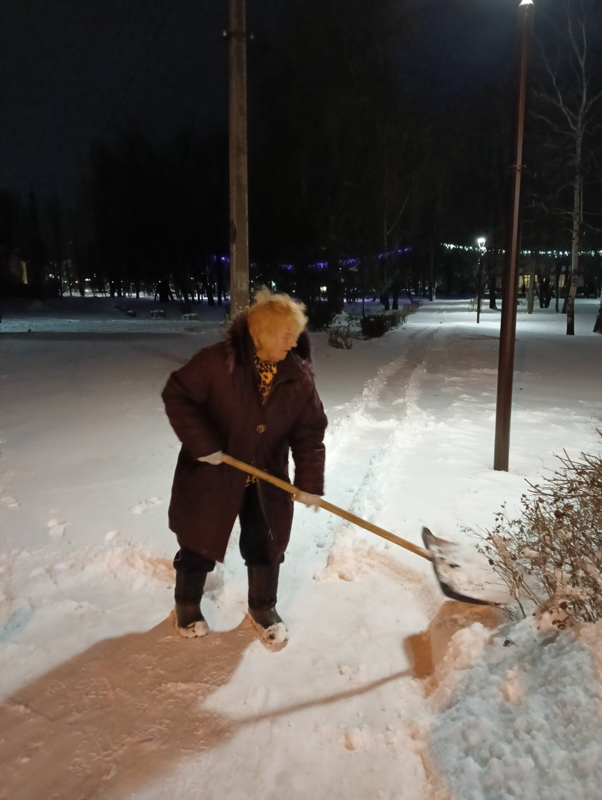 Сотрудники «Комбината благоустройства» очищают улицы города от снега