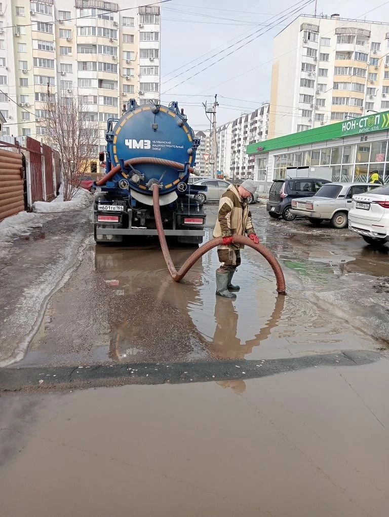 Коммунальные службы продолжают откачивать талые воды на улицах города Балаково