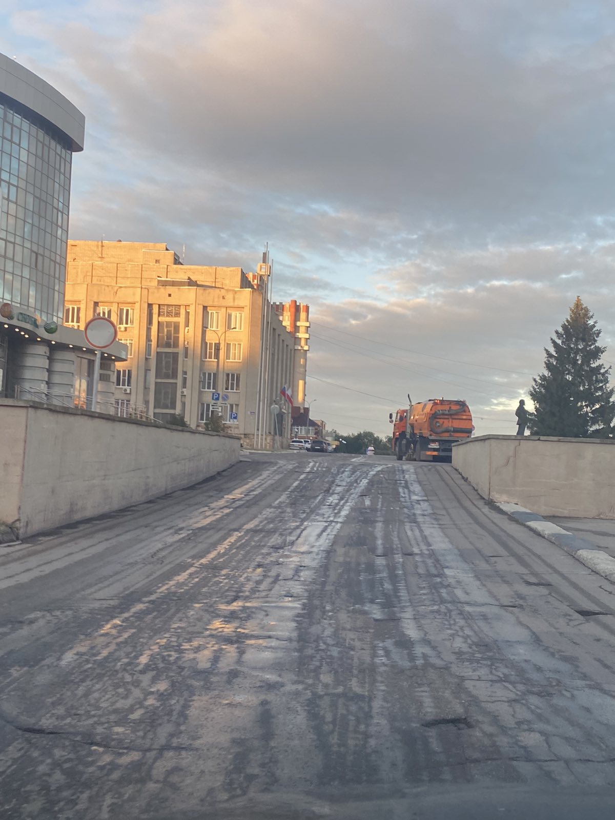 Ежедневно и без выходных. Сотрудники Комбината благоустройства продолжают наводить порядок в городе