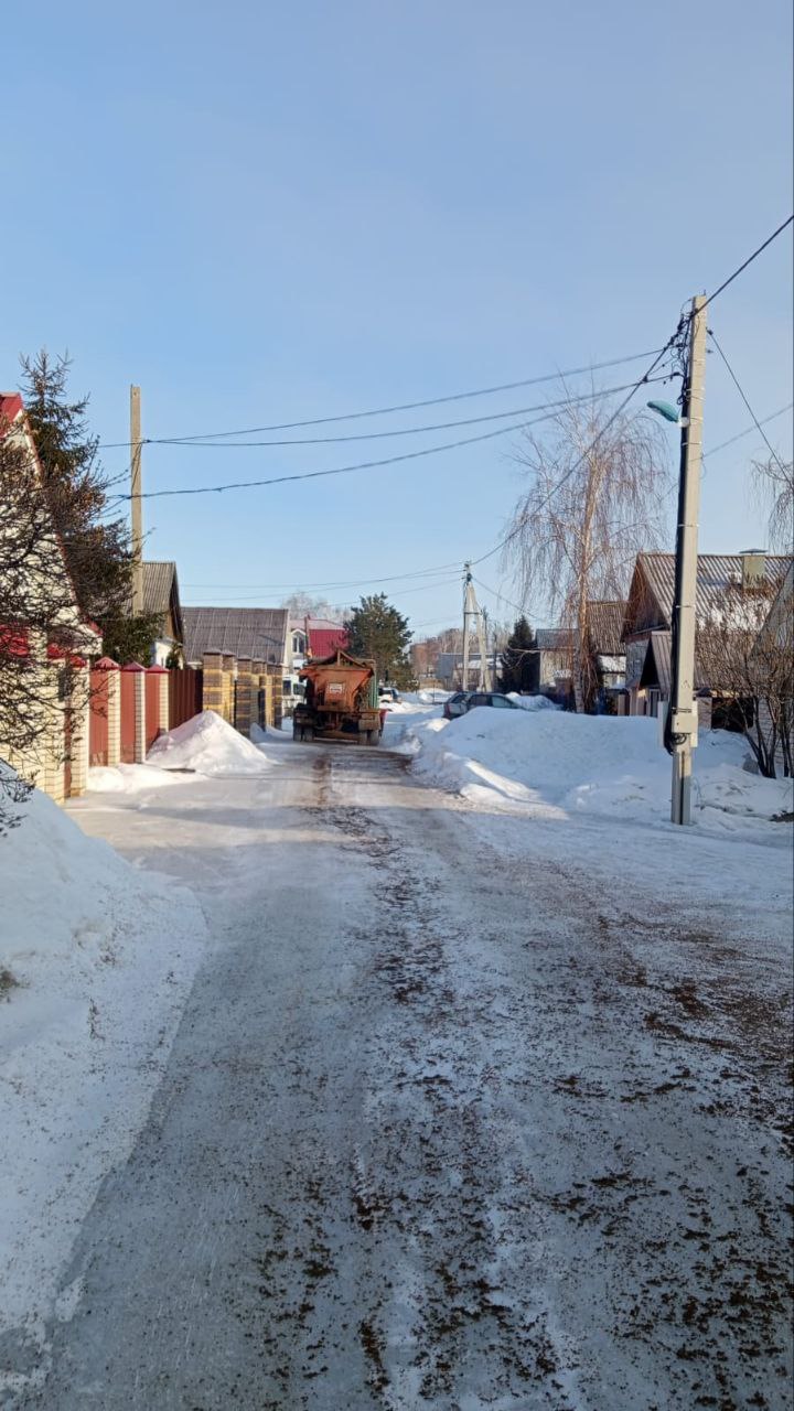 Коммунальные службы продолжают очищать дороги и тротуары от снега и наледи