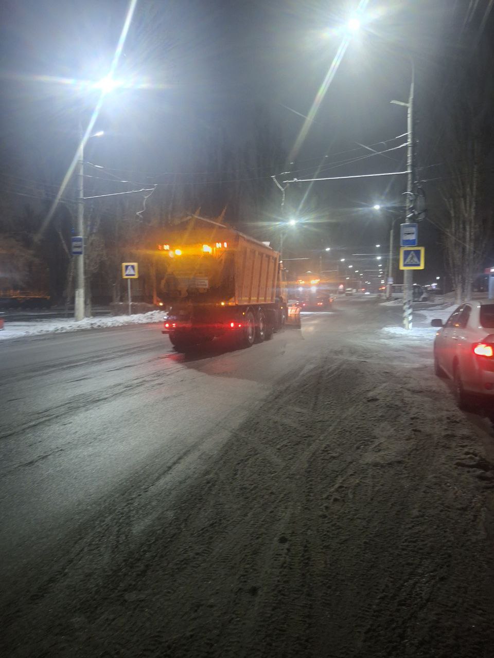 Сотрудники «Комбината благоустройства» очищают дороги и тротуары города Балаково от снега