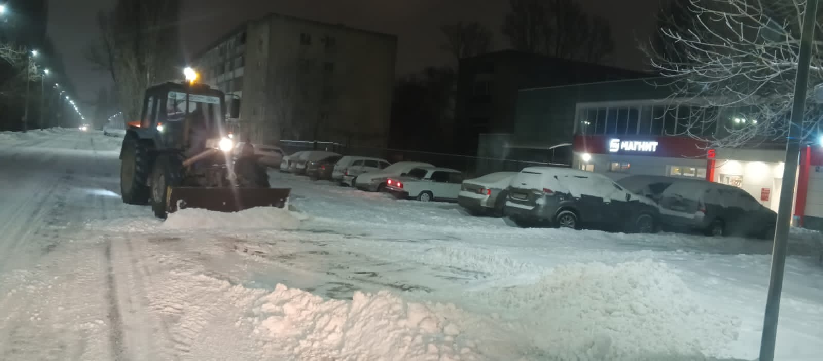В Балакове коммунальные службы всю ночь убирали последствия непогоды. Работы по очистке снега продолжаются и сейчас