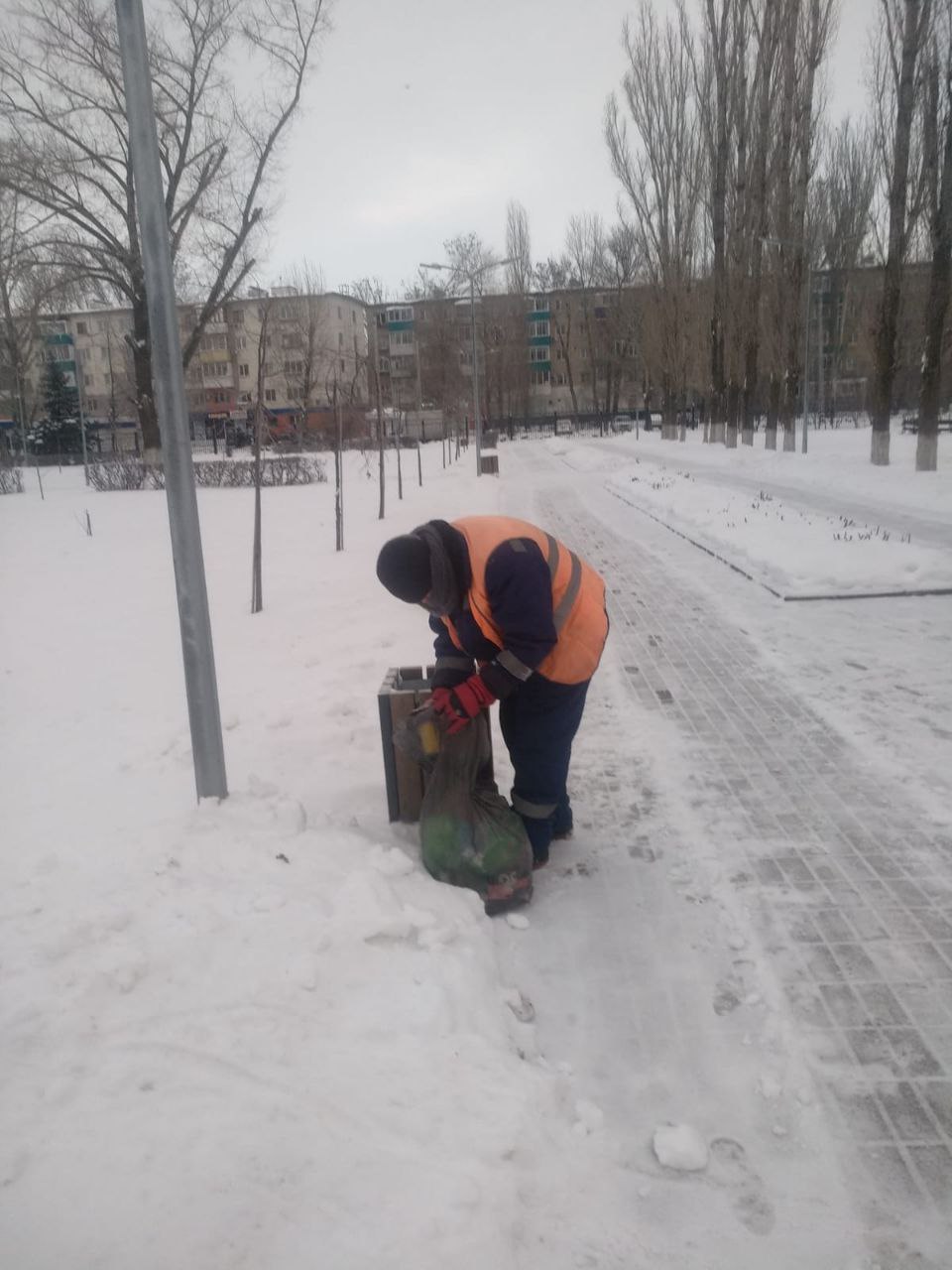 Сегодня ночью в Балакове продолжались работы по посыпке дорог пескосоляной смесью и их очистке