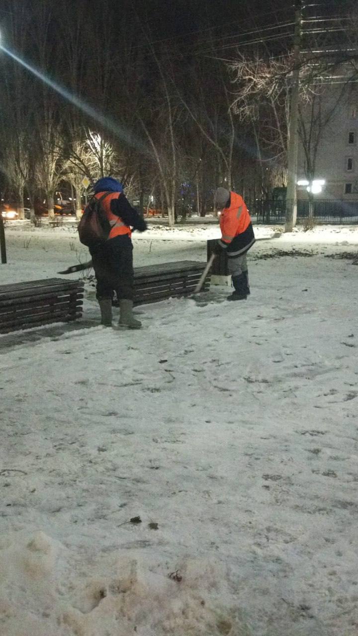 Коммунальные службы в ежедневном режиме наводят порядок на улицах города Балаково