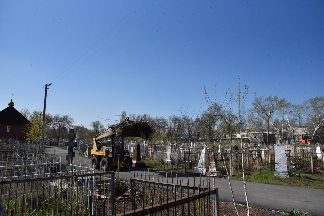 Сегодня на кладбище N 1 проходит субботник