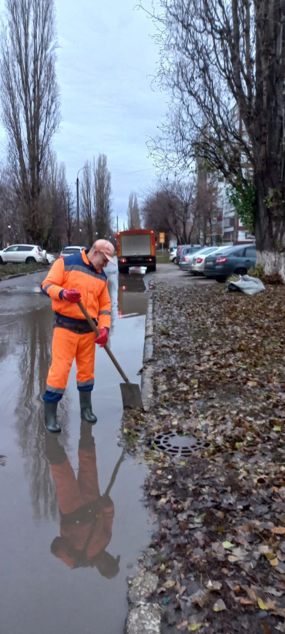 Сотрудники «Комбината благоустройства» откачивают воду с затопленных участков дорог и дворовых территорий