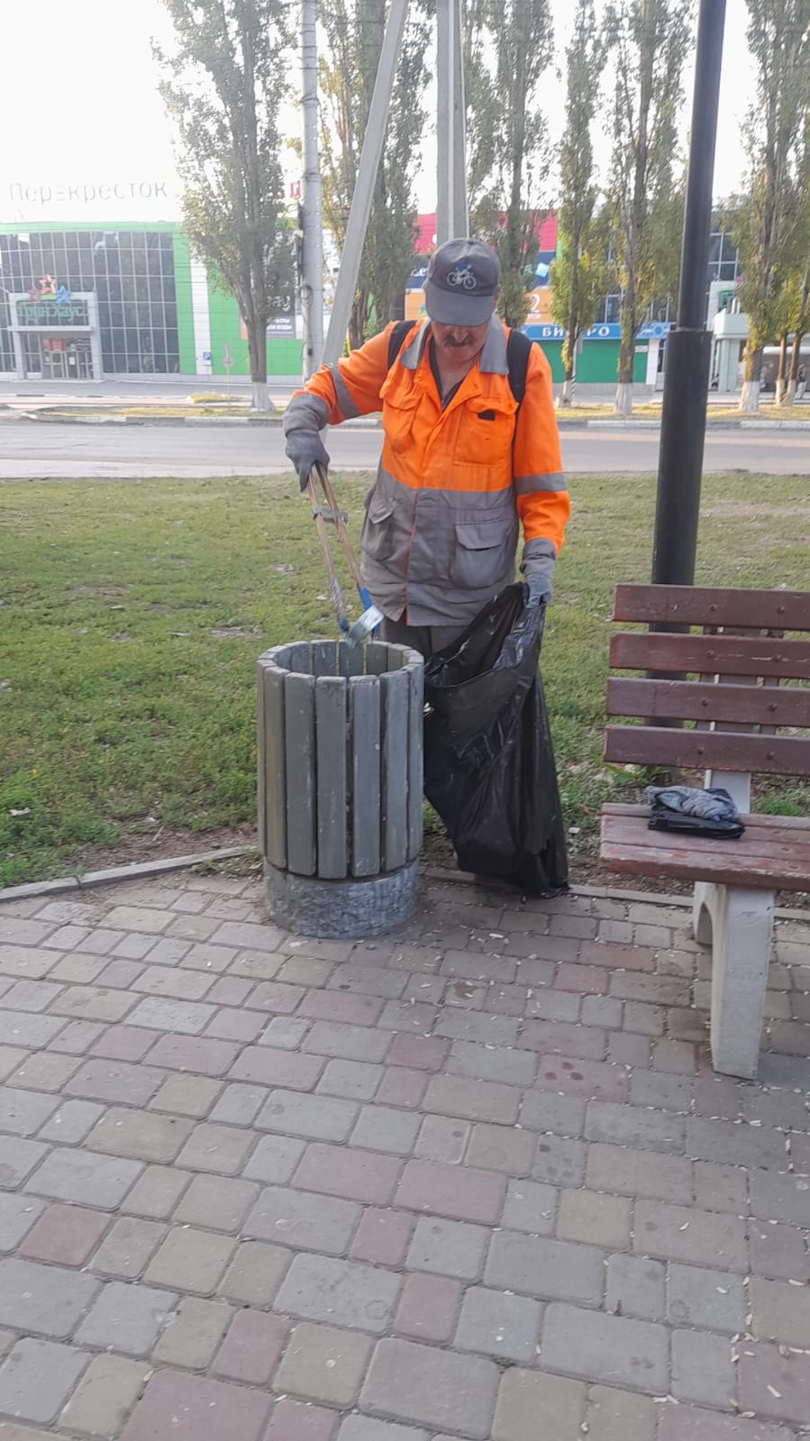 Покос травы, прополка клумб, подметание тротуаров. Коммунальные службы города работают в ежедневном режиме