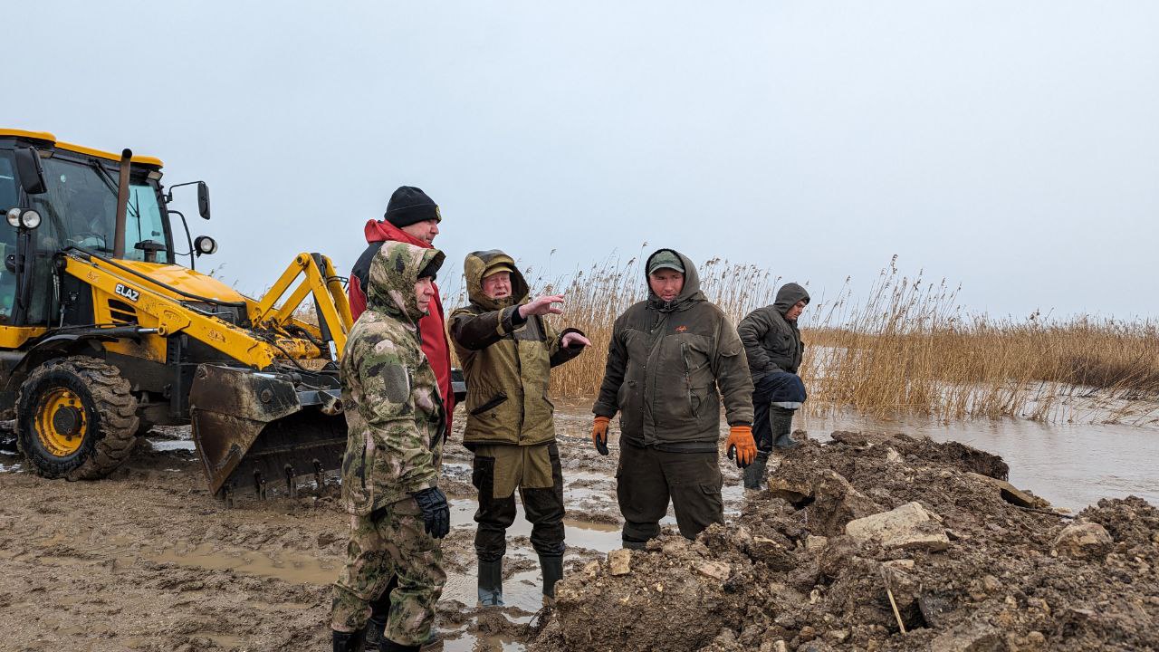 В селе Комсомольское дежурят сотрудники службы спасения