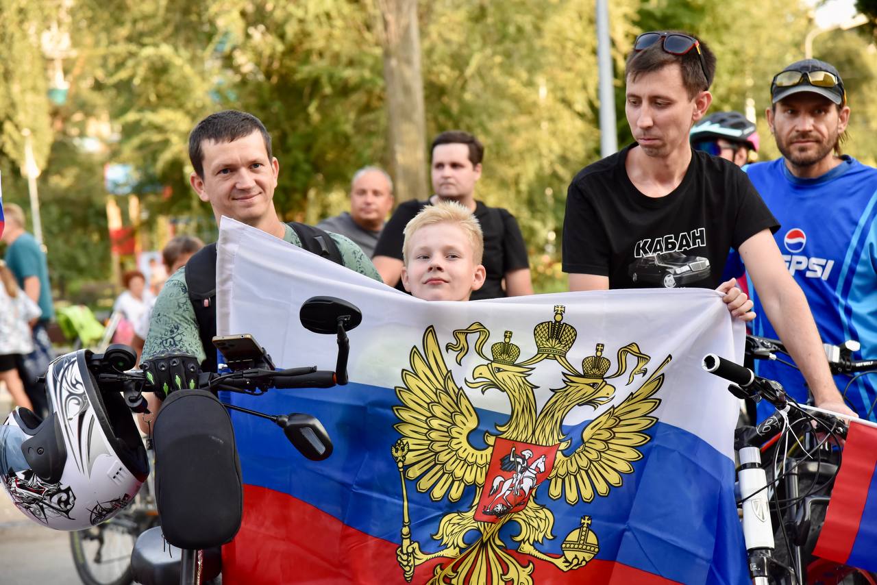 В городе Балаково прошел велопробег в честь Дня Государственного флага Российской Федерации