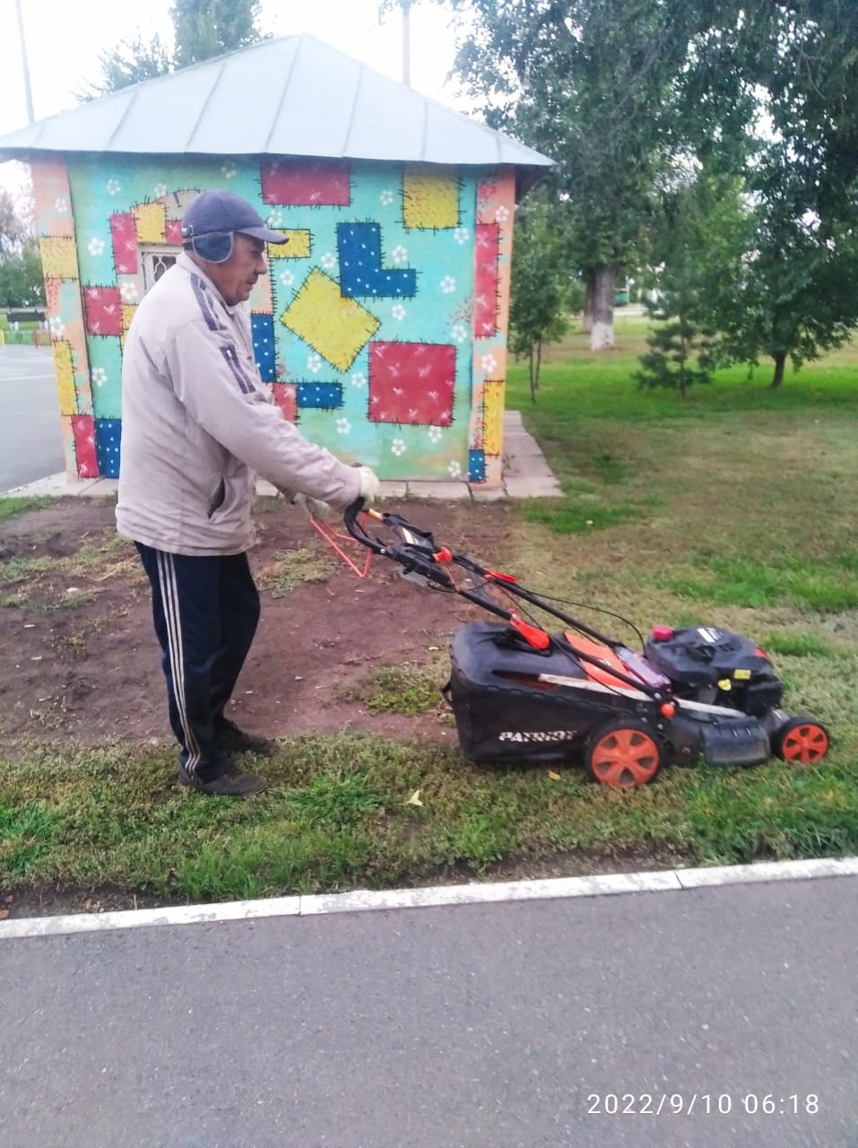 Сегодня рабочие Комбината благоустройства продолжают наводить порядок в городе