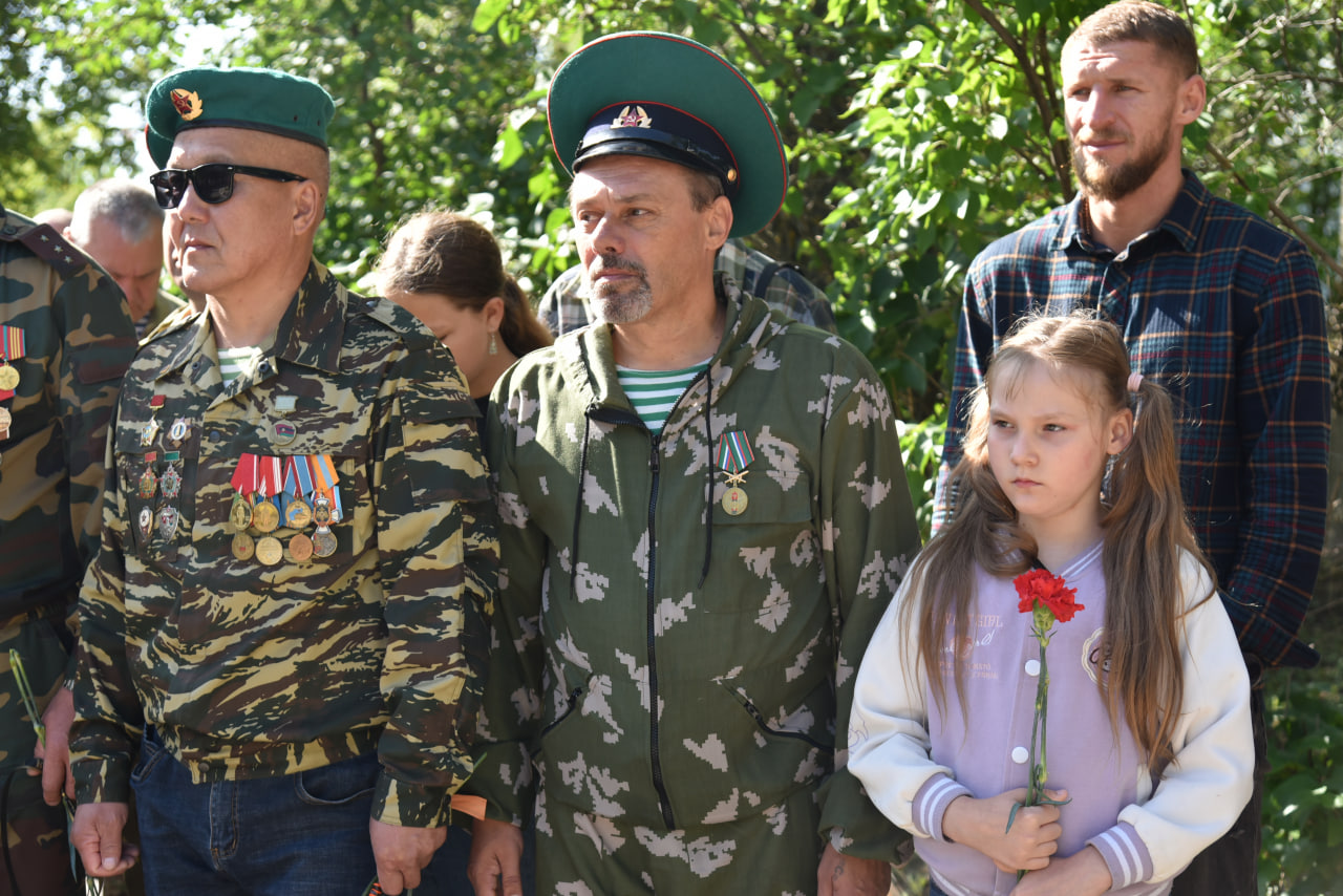 В День ветеранов боевых действий горожане возложили цветы к памятнику балаковцев, погибших в локальных конфликтах