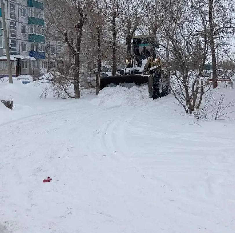 В Балаково продолжается очистка автомобильных дорог, тротуаров, пешеходных зон и дворовых территорий от снега