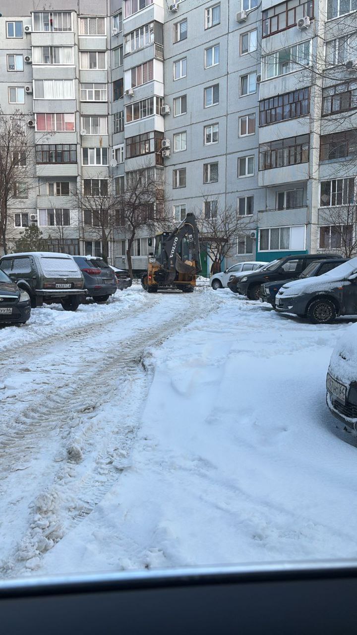 Сотрудники УДХБ обращаются к жителям с просьбой своевременно убирать личный транспорт для очистки дворовых территорий от снега