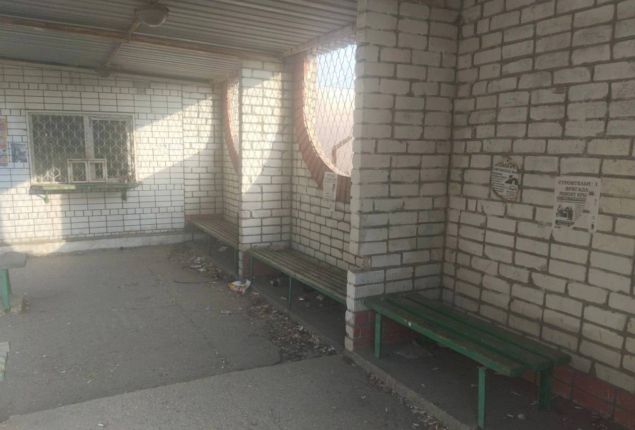 Выявлены нарушения правил благоустройства в остановочно-торговом павильоне на Набережной Леонова