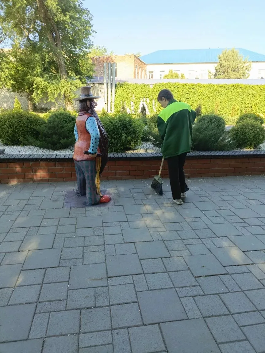 Сбор бросового мусора, уборка общественных территорий, очистка дорог. Коммунальные службы работают ежедневно