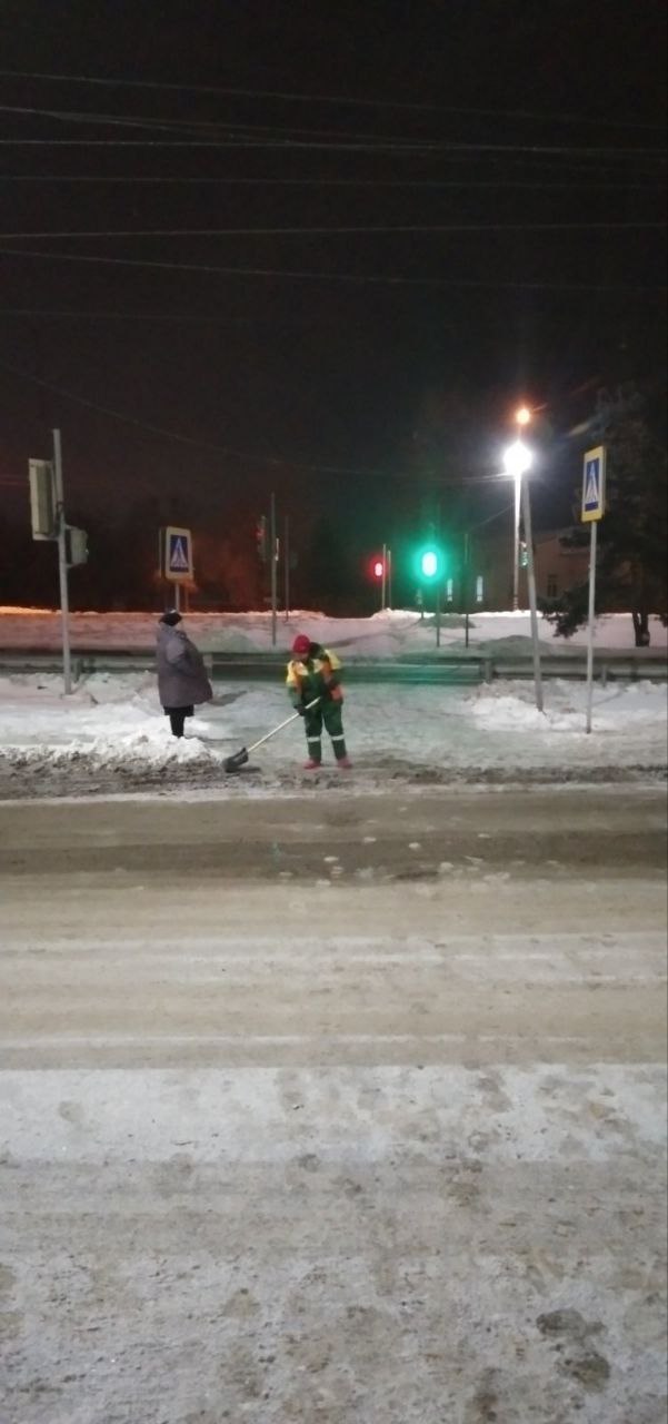 Сегодня ночью в Балакове продолжались работы по посыпке дорог пескосоляной смесью и их очистке