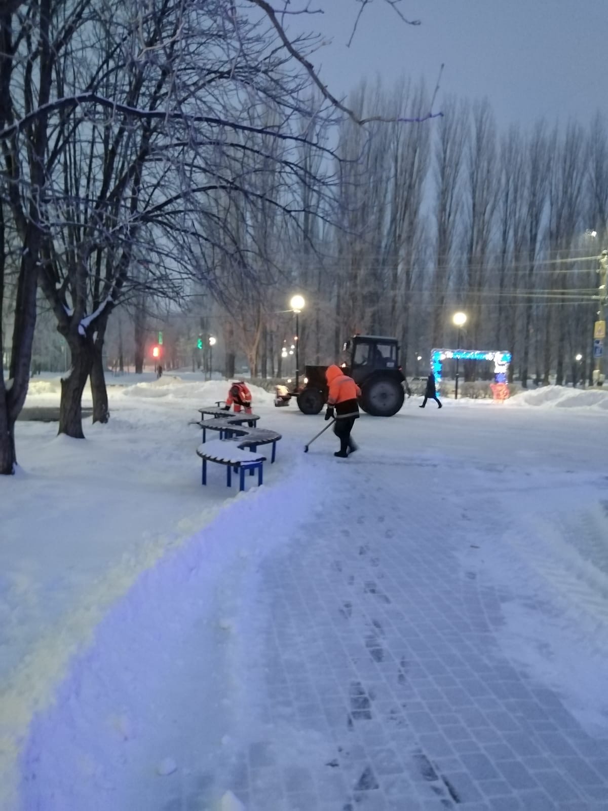 В Балакове коммунальные службы всю ночь убирали последствия непогоды. Работы по очистке снега продолжаются и сейчас