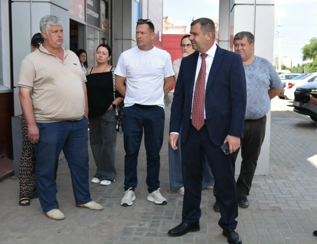 Сергей Барулин провел встречу с предпринимателями, чьи торговые точки находятся на улице Пролетарской