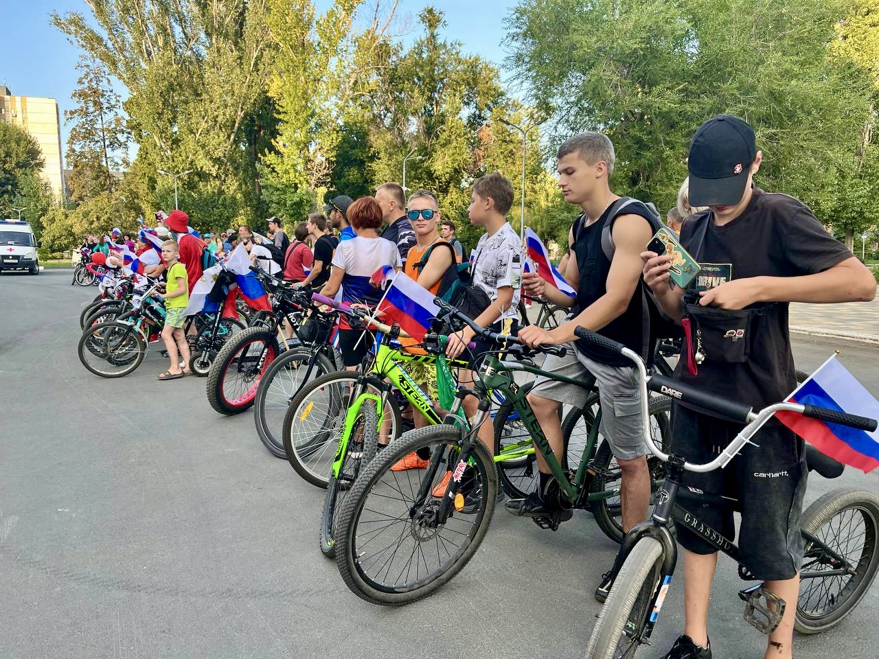 В городе Балаково прошел велопробег в честь Дня Государственного флага Российской Федерации