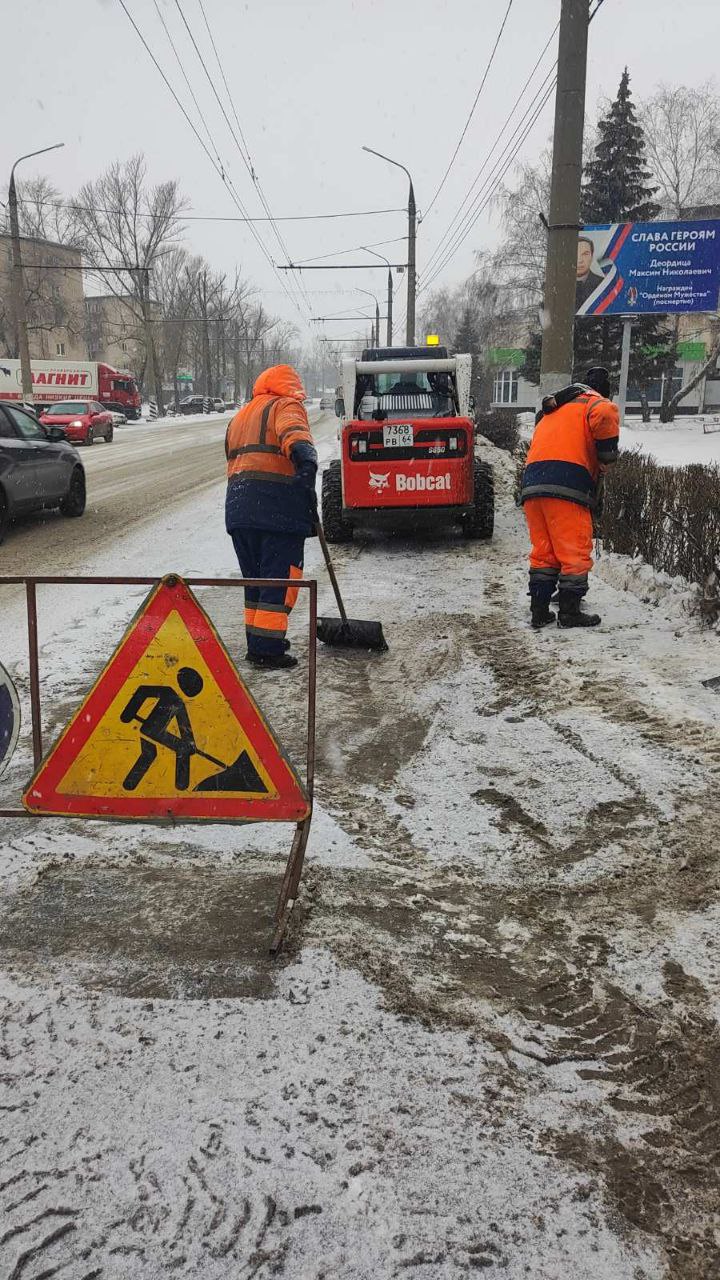 Сотрудники «Комбината благоустройства» осуществляют посыпку дорог, очистку дорог и тротуаров от снега, а также сбор бросового мусора
