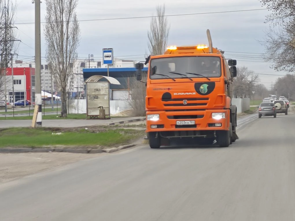 Сотрудники Комбината благоустройства ежедневно наводят порядок в городе
