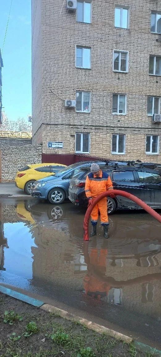Сотрудники «Комбината благоустройства» моют остановки общественного транспорта