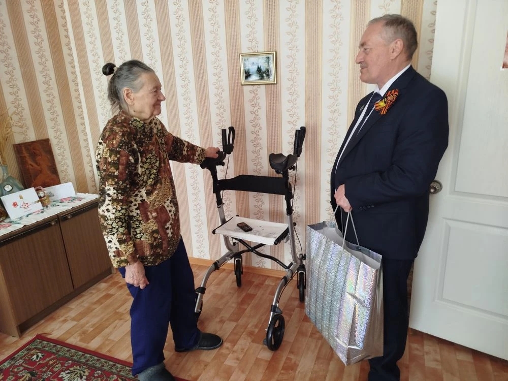 Председатель Собрания БМР Константин Кузнецов поздравил с приближающимся Днём Победы Викторию Егоровну Мусатину, бывшего несовершеннолетнего узника фашистских концлагерей