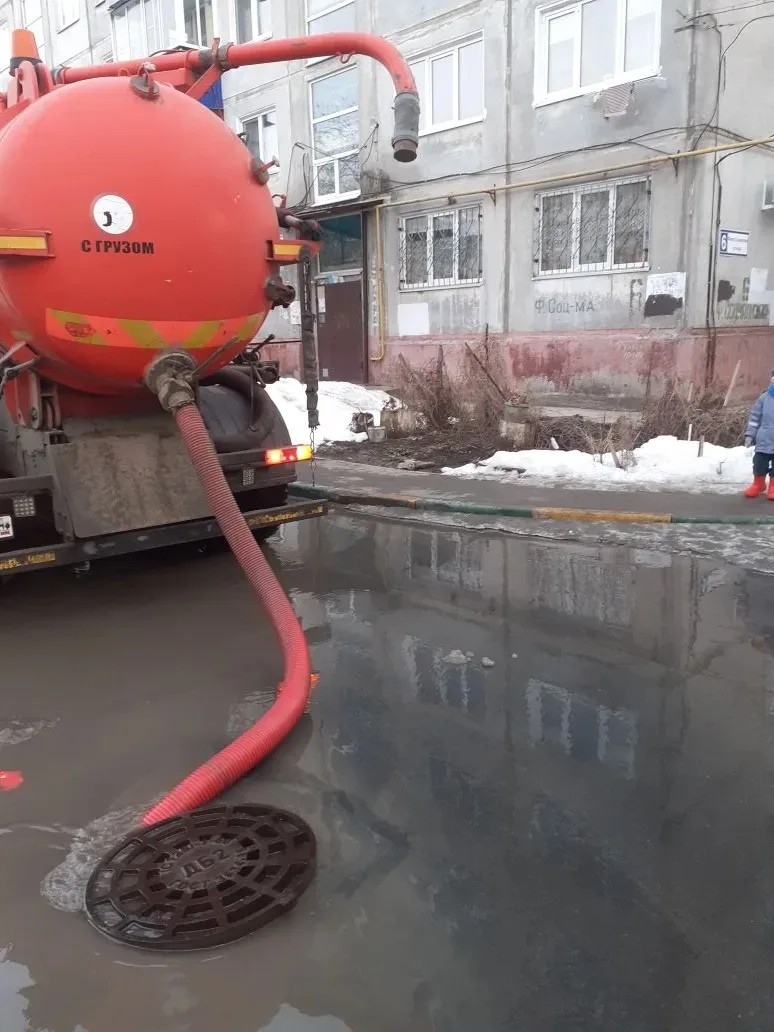 Коммунальные службы в круглосуточном режиме откачивают талые воды с улиц города
