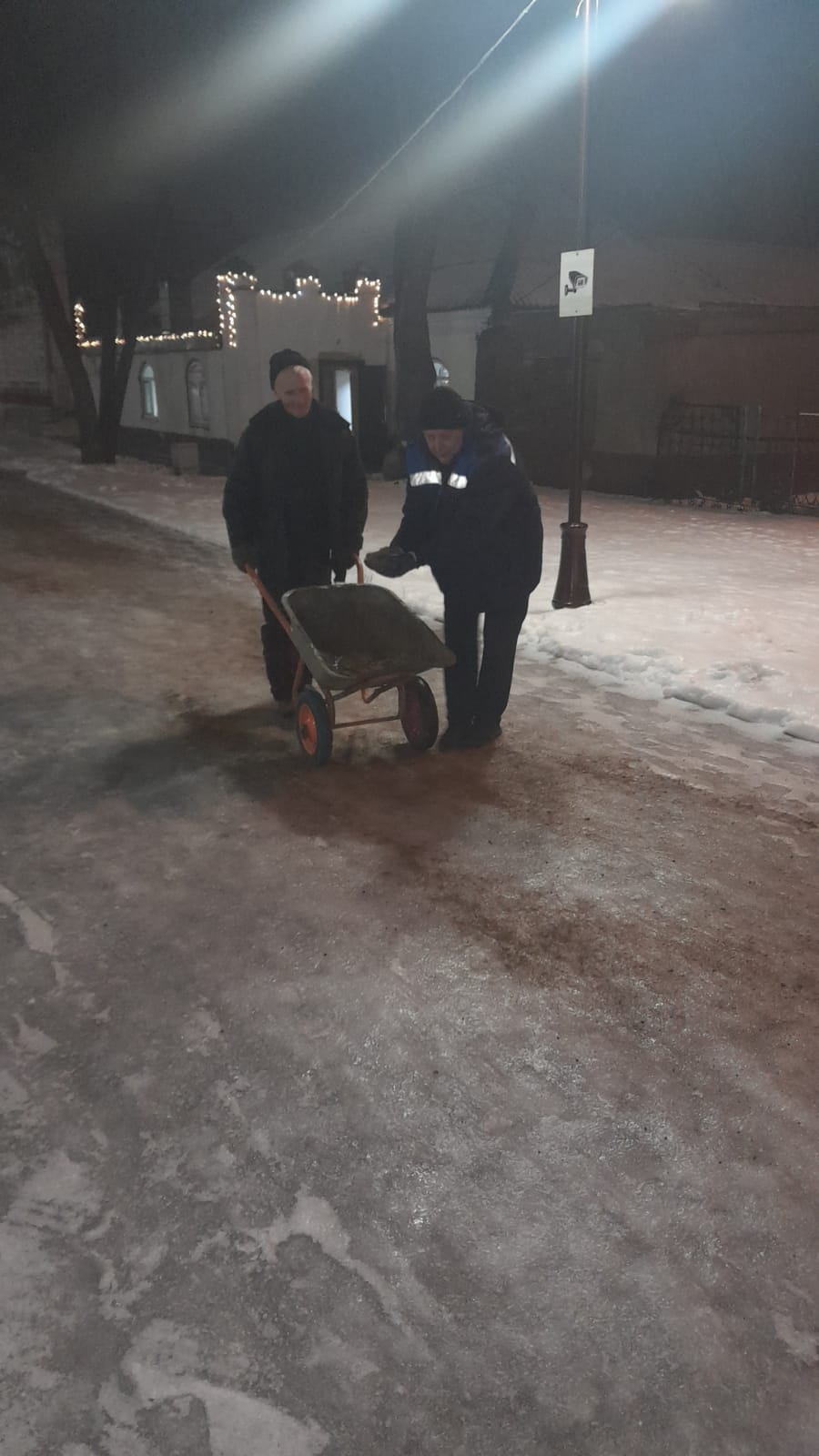 В Балакове коммунальные службы ведут работы по посыпке дорог и тротуаров пескосоляной смесью