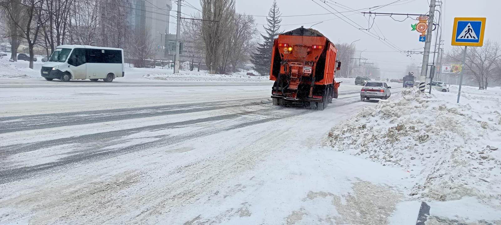 В Балакове коммунальщики в усиленном режиме устраняют последствия непогоды