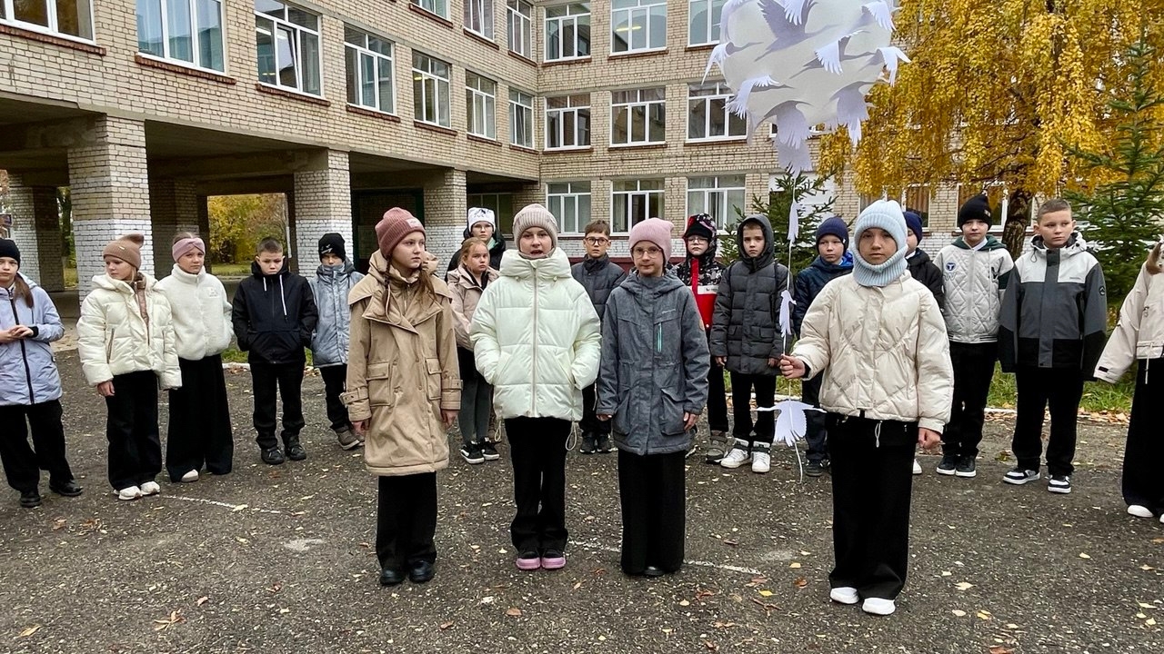 Ученики Гимназии №1 запустили в небо шар с белоснежными журавликами