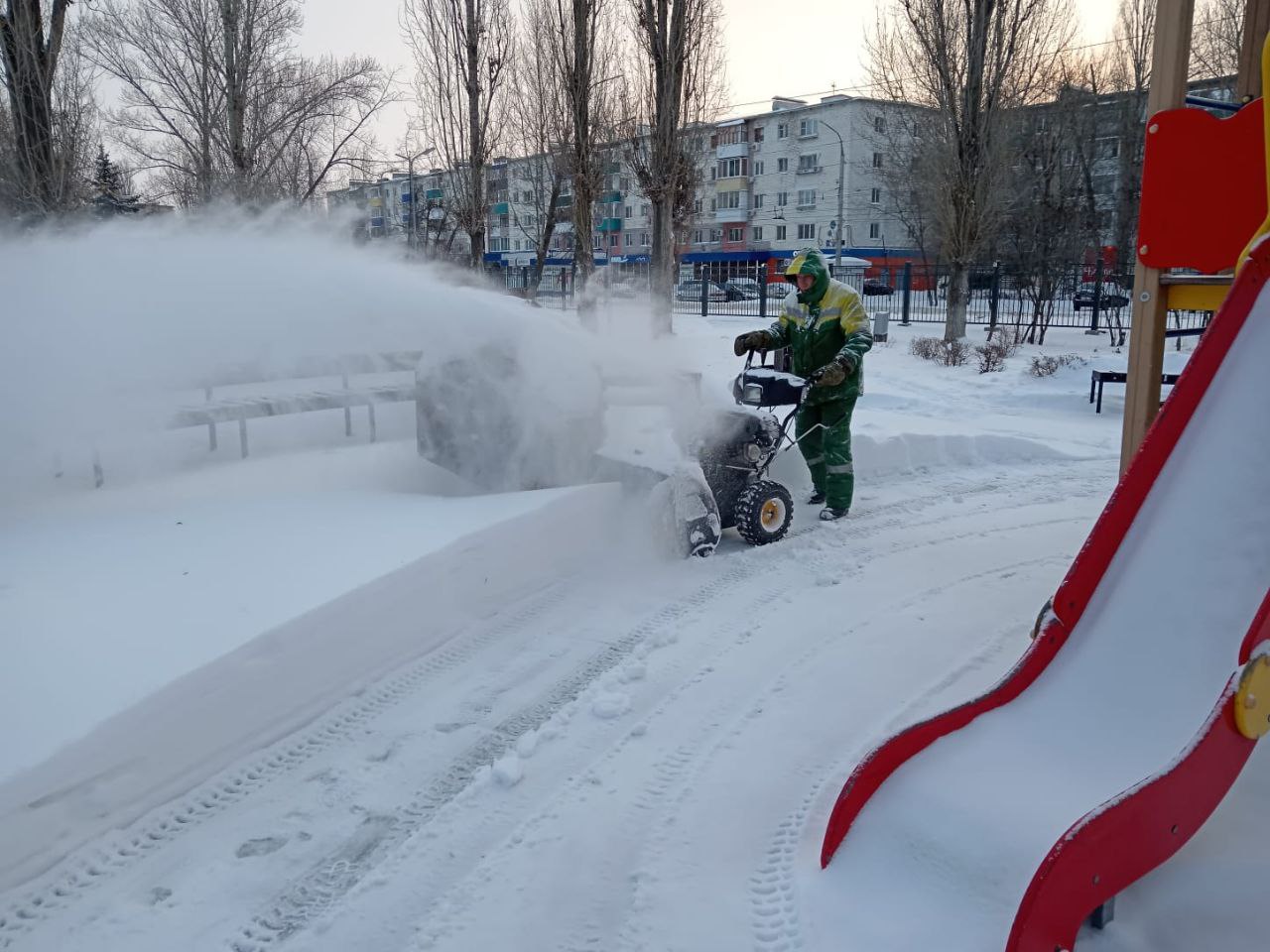 Очистка дорог и тротуаров от снега. Работы в городе Балаково и в селах Балаковского района ведутся в круглосуточном режиме