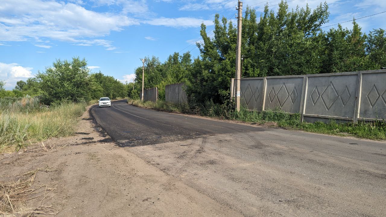В поселке Дзержинского начался ремонт дорожных артерий