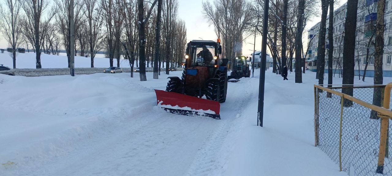 В Балаково продолжается очистка автомобильных дорог, тротуаров, пешеходных зон и дворовых территорий от снега