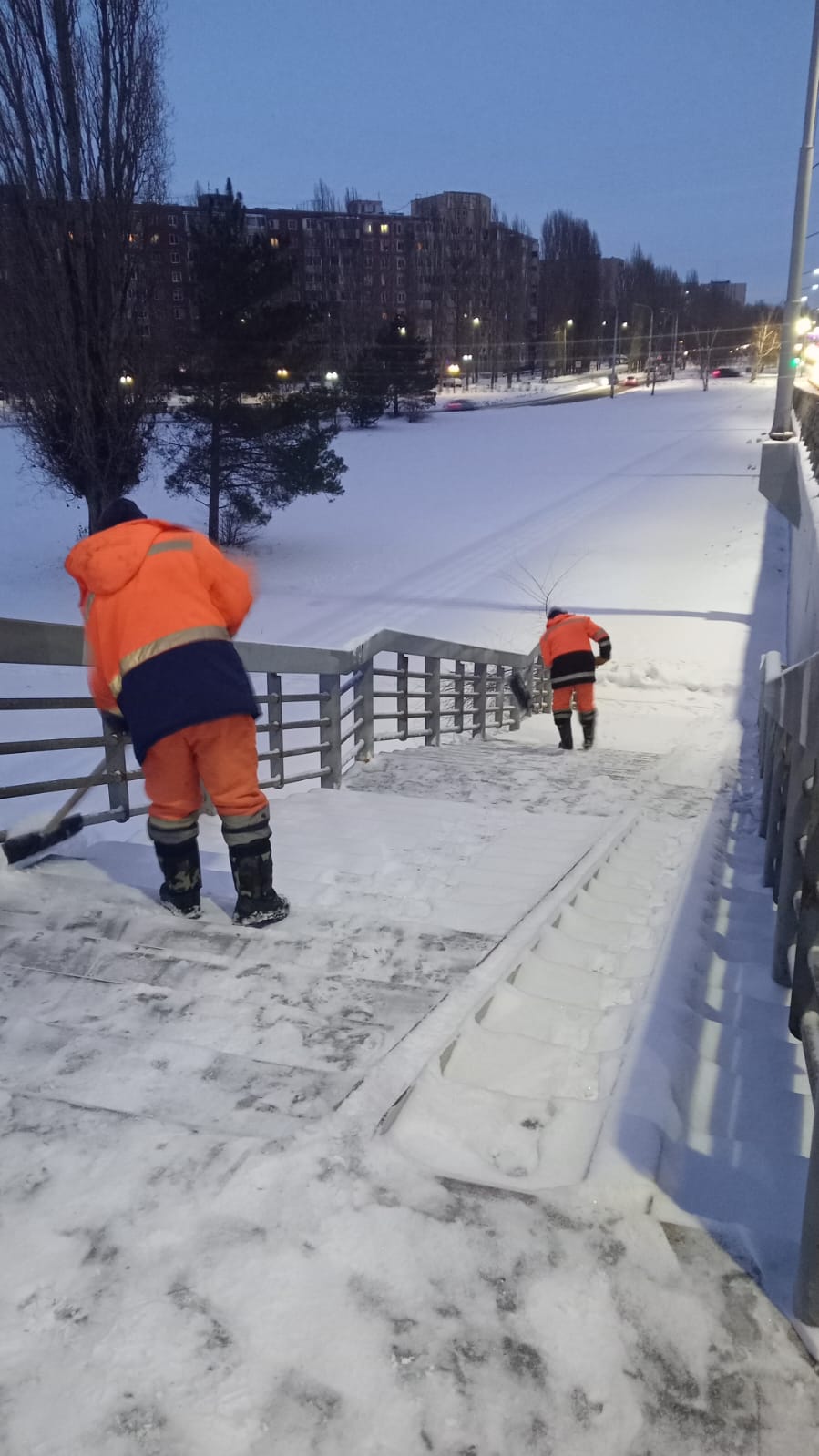 Сотрудники «Комбината благоустройства» очищают улицы города от снега