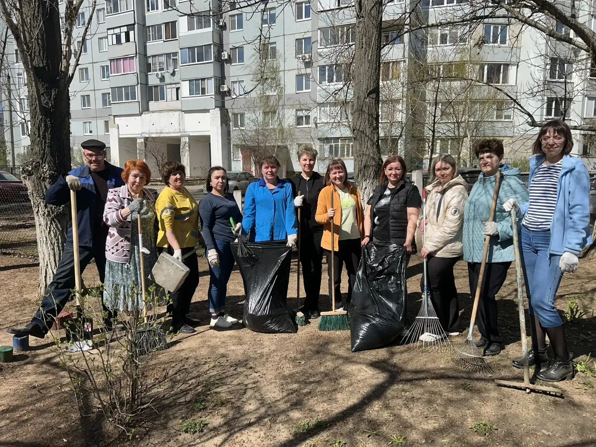 Образовательные учреждения продолжают принимать участие в субботниках