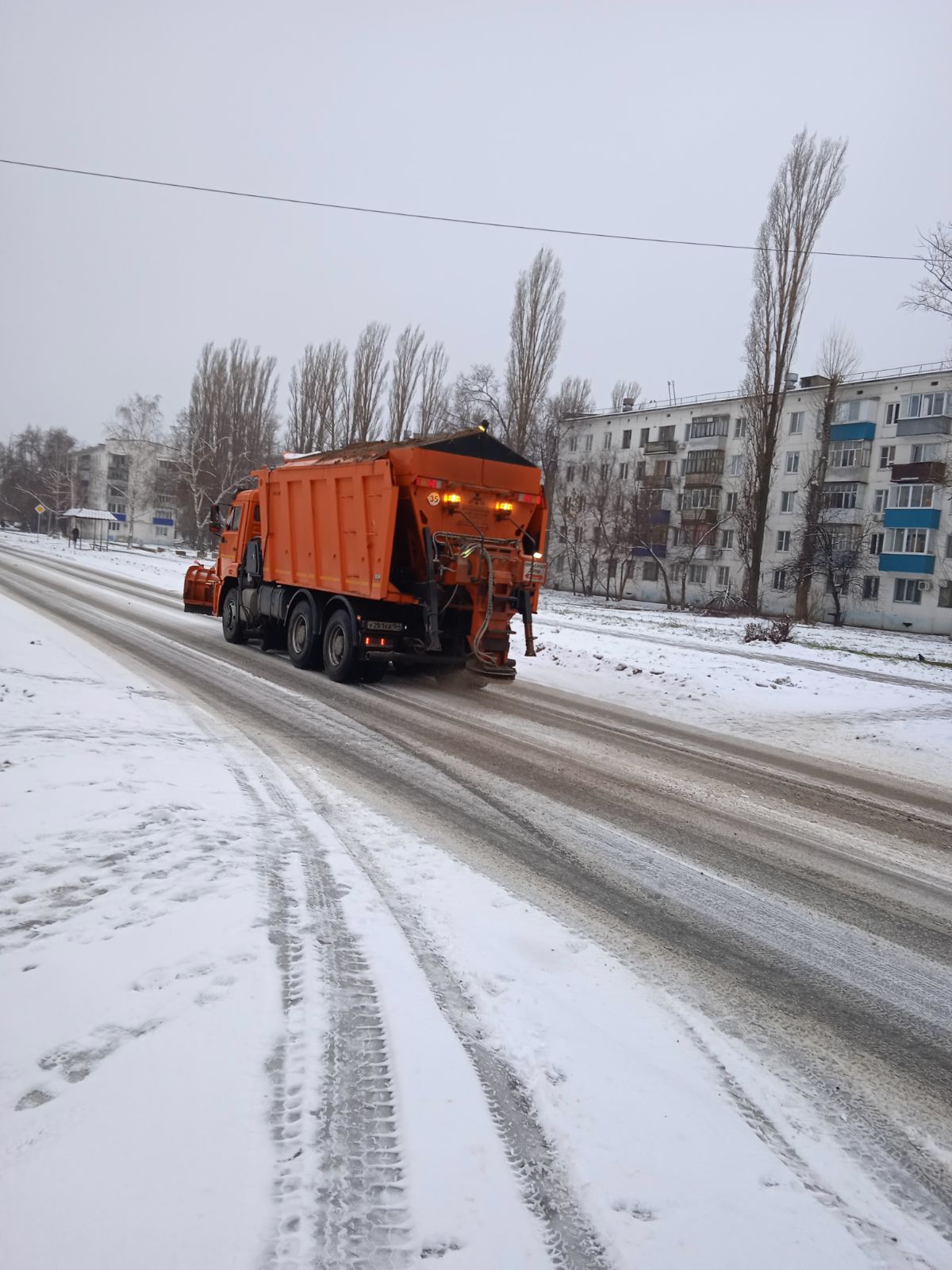 В Балакове ведётся очистка дорог и тротуаров от снега