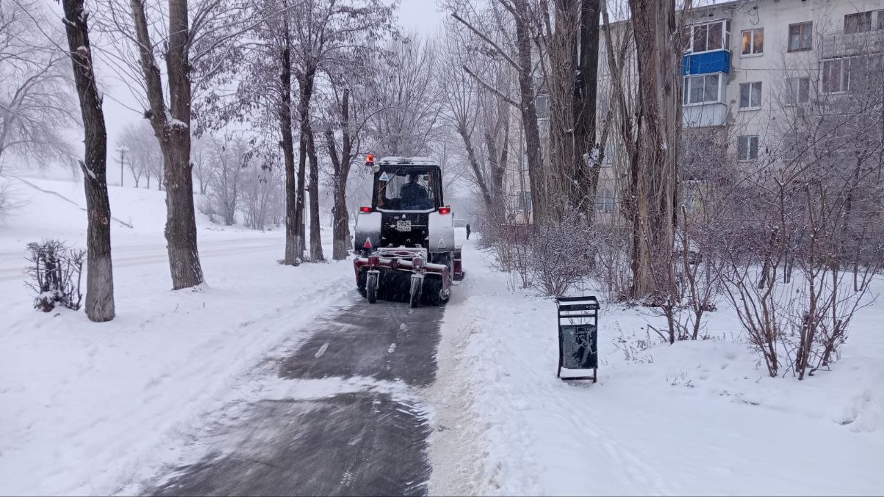На улицы города Балаково вышла техника на посыпку дорог пескосоляной смесью