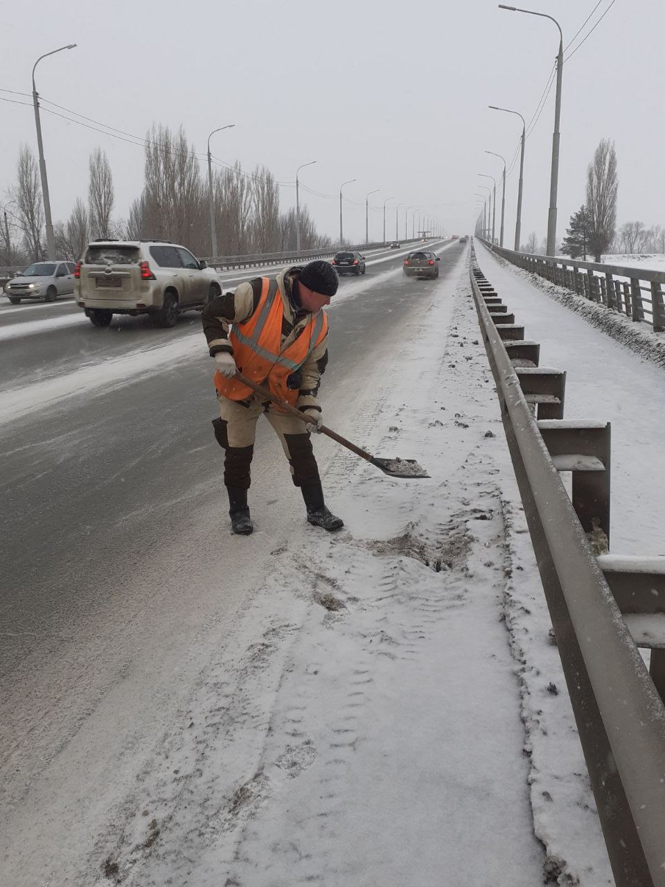 В благоустройстве города Балаково задействовано более сотни рабочих и 42 единицы техники