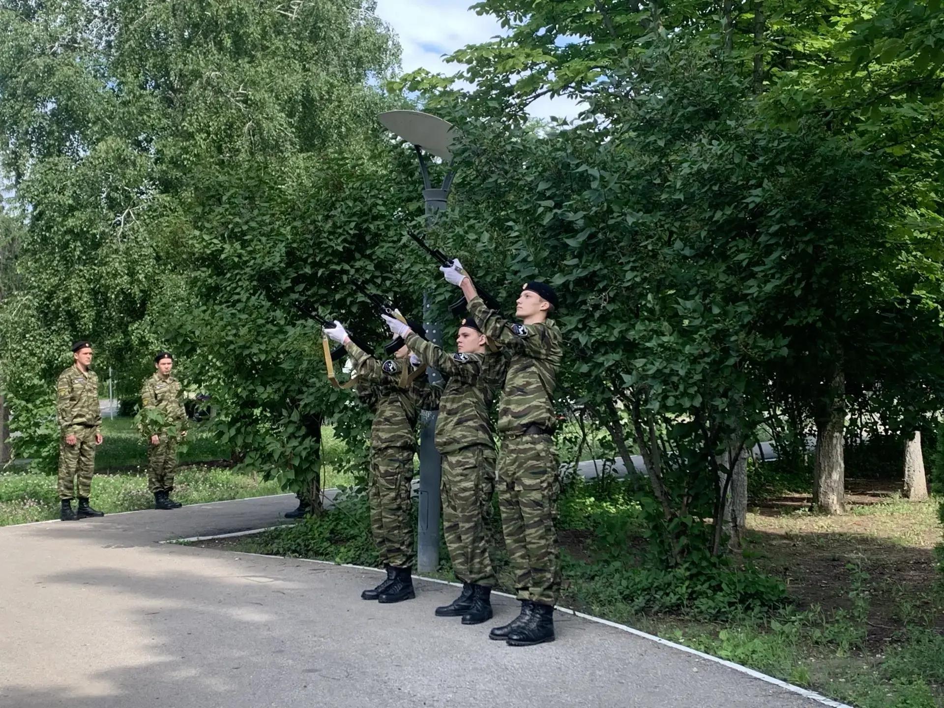 Сергей Барулин: в День ветеранов боевых действий балаковцы возложили цветы к памятнику погибших воинов в локальных конфликтах