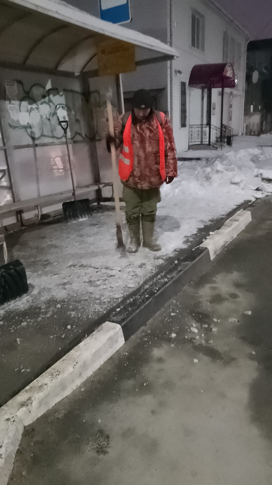 Сегодня ночью 25 единиц техники работали во всех районах города: центральной, островной и заканальной