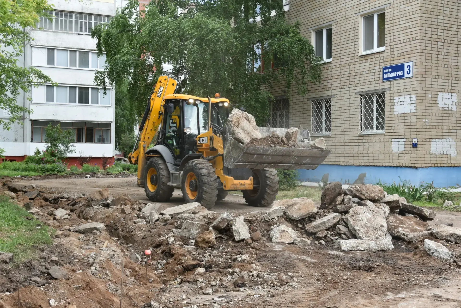 Сергей Барулин: на Бульваре Роз рабочие приступили к ремонту дворовой территории