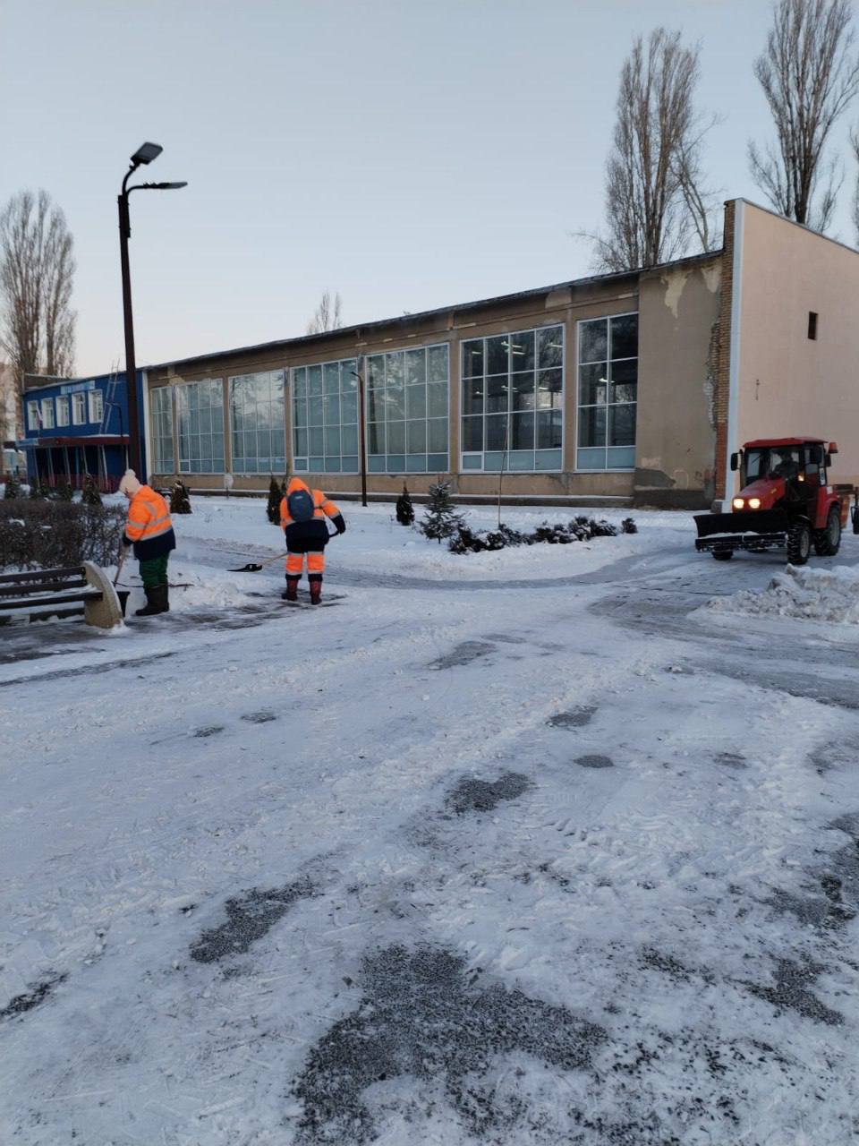 Сотрудники «Комбината благоустройства продолжают уборку городских улиц